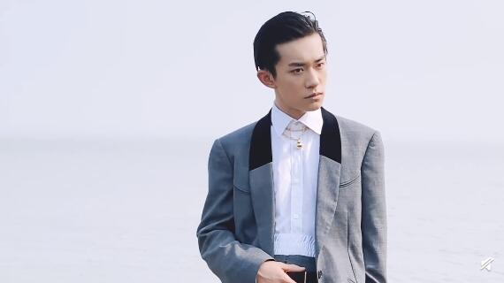 易烊千玺抓虫子 梳着大背头逗虫子尽显反差萌