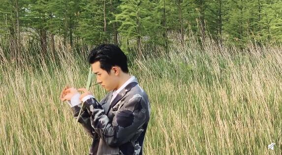 易烊千玺抓虫子 梳着大背头逗虫子尽显反差萌