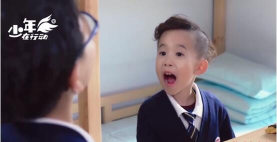 易烊千玺穿西装蹲草丛里抓虫子 易烊千玺弟弟楠楠要演微电影是真的吗