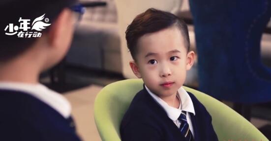 易烊千玺穿西装蹲草丛里抓虫子 易烊千玺弟弟楠楠要演微电影是真的吗