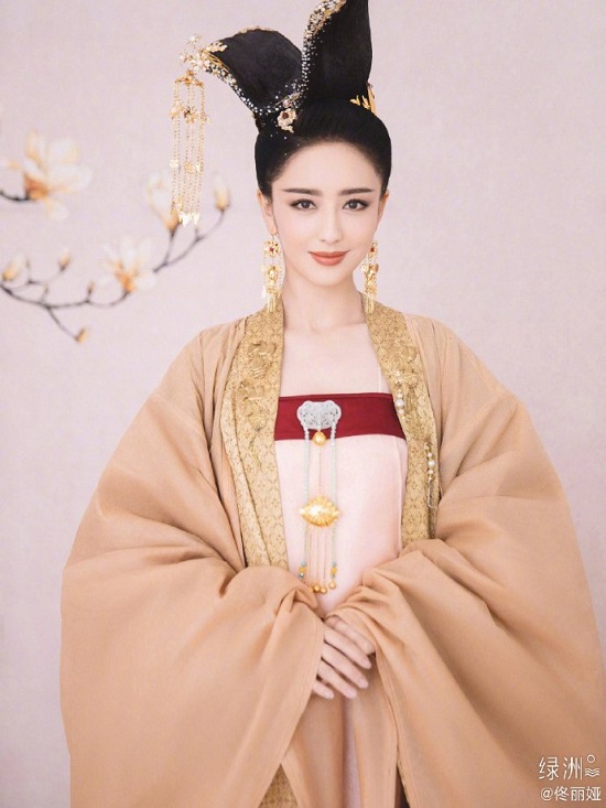 佟丽娅唐装造型惊艳全场 眉眼娇媚舞姿妩媚宛若画中人 佟丽娅唐装造型惊艳全场 眉眼娇媚舞姿妩媚宛若画中人