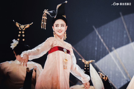 佟丽娅唐装造型惊艳全场 眉眼娇媚舞姿妩媚宛若画中人 佟丽娅唐装造型惊艳全场 眉眼娇媚舞姿妩媚宛若画中人