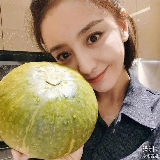 佟丽娅唐装造型惊艳全场 眉眼娇媚舞姿妩媚宛若画中人 佟丽娅唐装造型惊艳全场 眉眼娇媚舞姿妩媚宛若画中人