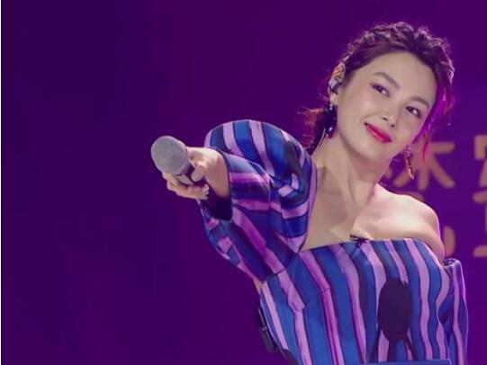 张雨绮唱粉红色的回忆原因 网友：这下全国人民都要知道你顺拐的事了