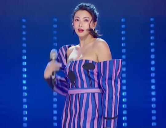张雨绮唱粉红色的回忆原因 网友：这下全国人民都要知道你顺拐的事了