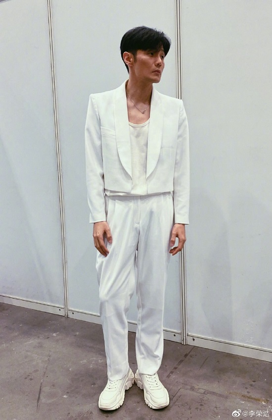 李荣浩:终于见到观众了什么情况 晒近照暴瘦骨骼明显 李荣浩:终于见到观众了什么情况 晒近照暴瘦骨骼明显