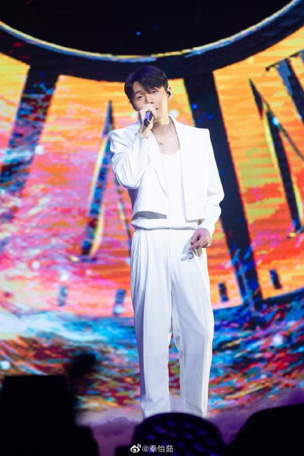 李荣浩:终于见到观众了什么情况 晒近照暴瘦骨骼明显 李荣浩:终于见到观众了什么情况 晒近照暴瘦骨骼明显