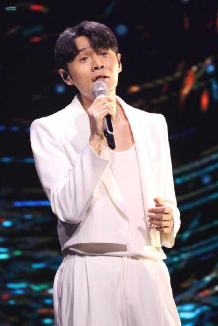 李荣浩:终于见到观众了什么情况 晒近照暴瘦骨骼明显 李荣浩:终于见到观众了什么情况 晒近照暴瘦骨骼明显