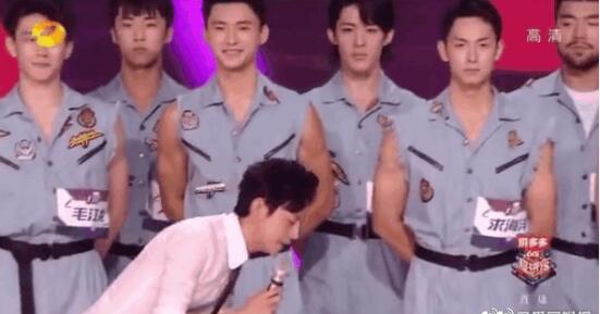 何炅弯腰给新人让镜头 但结局竟然是这样! 何炅弯腰给新人让镜头 但结局竟然是这样!