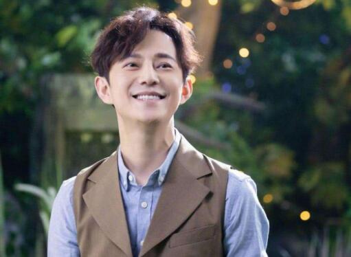 何炅弯腰给新人让镜头 但结局竟然是这样! 何炅弯腰给新人让镜头 但结局竟然是这样!