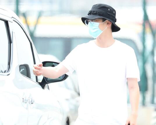 刘昊然带张若昀参观爱车