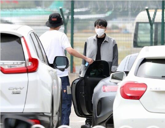 刘昊然带张若昀参观爱车