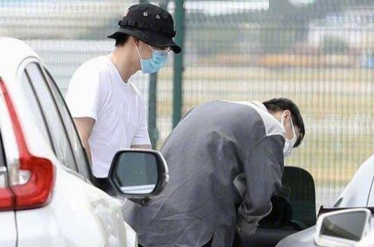 刘昊然带张若昀参观爱车