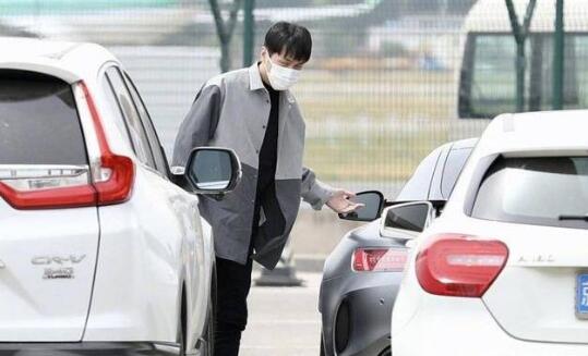 刘昊然带张若昀参观爱车