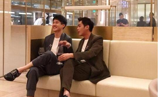 刘昊然带张若昀参观爱车