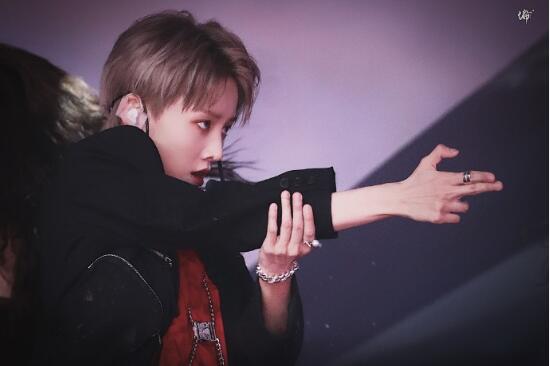 刘雨昕被激光笔照射 现场画面曝光惹粉丝众怒 刘雨昕被激光笔照射 现场画面曝光惹粉丝众怒