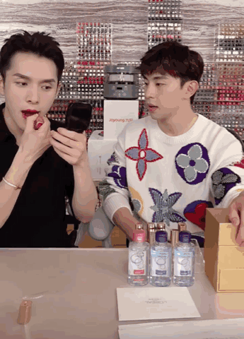 邓伦看李佳琦涂口红 现场画面曝光邓伦震惊脸上线 邓伦看李佳琦涂口红 现场画面曝光邓伦震惊脸上线