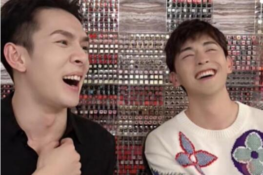 邓伦看李佳琦涂口红 现场画面曝光邓伦震惊脸上线 邓伦看李佳琦涂口红 现场画面曝光邓伦震惊脸上线