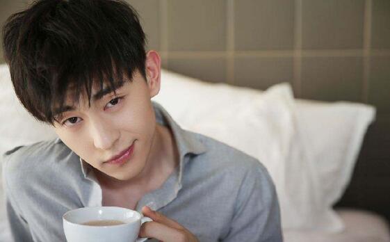 邓伦看李佳琦涂口红 现场画面曝光邓伦震惊脸上线 邓伦看李佳琦涂口红 现场画面曝光邓伦震惊脸上线