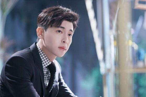 邓伦看李佳琦涂口红 现场画面曝光邓伦震惊脸上线 邓伦看李佳琦涂口红 现场画面曝光邓伦震惊脸上线