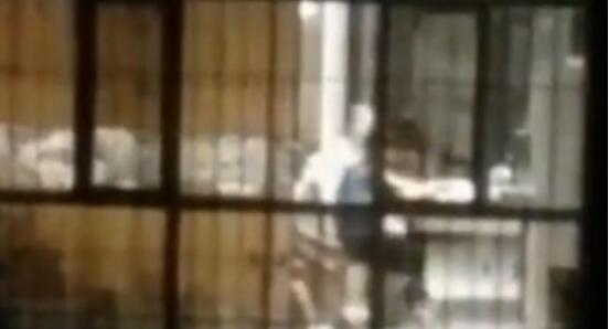 妈妈深夜狂吼式辅导孩子作业 网友：这一幕那么的似曾相识！