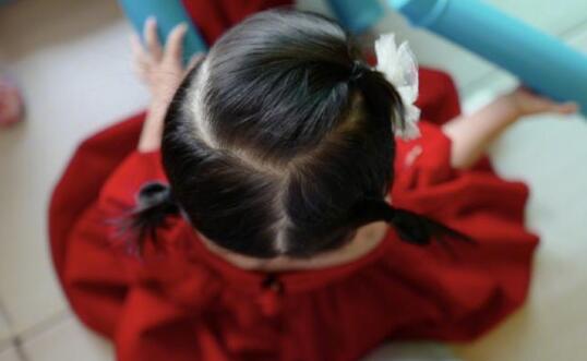 谢娜晒与女儿碰拳视频 详情画面曝光十分的温馨 谢娜晒与女儿碰拳视频 详情画面曝光十分的温馨