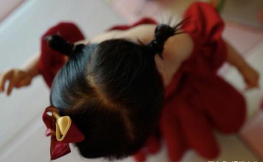 谢娜晒与女儿碰拳视频 详情画面曝光十分的温馨 谢娜晒与女儿碰拳视频 详情画面曝光十分的温馨