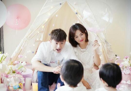 谢娜晒与女儿碰拳视频 详情画面曝光十分的温馨 谢娜晒与女儿碰拳视频 详情画面曝光十分的温馨