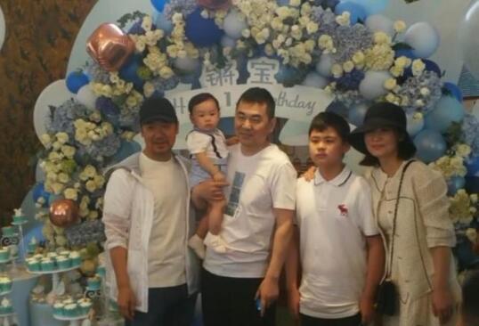 陈建斌二胎儿子生日宴 两个儿子正面照曝光简直翻版陈建斌 陈建斌二胎儿子生日宴 两个儿子正面照曝光简直翻版陈建斌