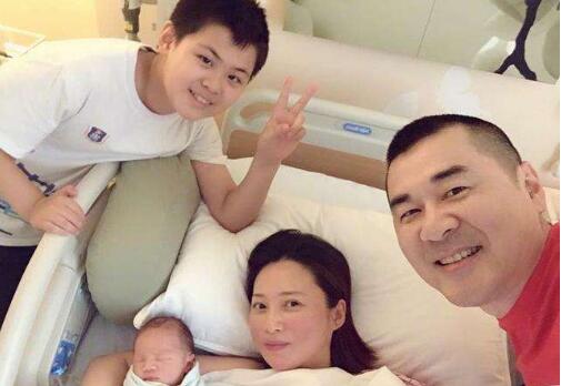 陈建斌二胎儿子生日宴 两个儿子正面照曝光简直翻版陈建斌 陈建斌二胎儿子生日宴 两个儿子正面照曝光简直翻版陈建斌