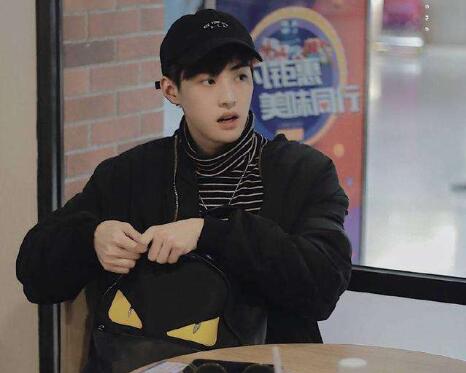 嘉羿李熙凝恋情疑曝光 评论区沦陷嘉羿渣男是怎么回事