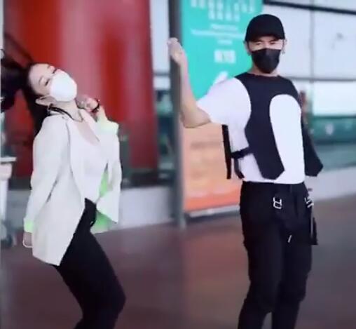 钟丽缇机场教大叔跳无价之姐 钟丽缇这么好的身材是怎么保养的 钟丽缇机场教大叔跳无价之姐 钟丽缇这么好的身材是怎么保养的