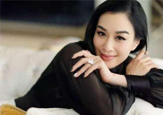 钟丽缇机场教大叔跳无价之姐 钟丽缇这么好的身材是怎么保养的 钟丽缇机场教大叔跳无价之姐 钟丽缇这么好的身材是怎么保养的