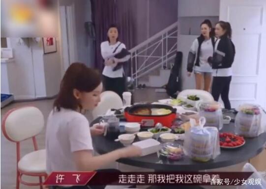 许飞端碗火锅上车画面曝光 旁边黄圣依的表情亮了 许飞端碗火锅上车画面曝光 旁边黄圣依的表情亮了