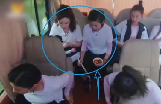许飞端碗火锅上车画面曝光 旁边黄圣依的表情亮了 许飞端碗火锅上车画面曝光 旁边黄圣依的表情亮了