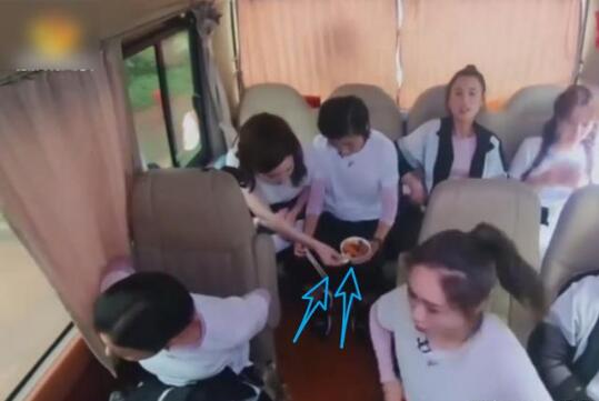 许飞端碗火锅上车画面曝光 旁边黄圣依的表情亮了 许飞端碗火锅上车画面曝光 旁边黄圣依的表情亮了