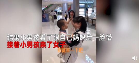 萌娃商场认错妈妈抱着不撒手 见到亲妈下一秒举动让人泪目 萌娃商场认错妈妈抱着不撒手 见到亲妈下一秒举动让人泪目