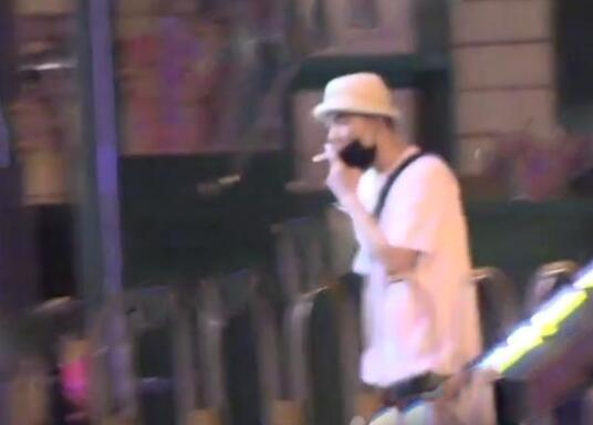 张铭恩现身胡冰卿小区 现场画面曝光被发现后赶紧离开