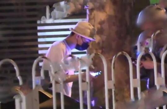 张铭恩现身胡冰卿小区 现场画面曝光被发现后赶紧离开