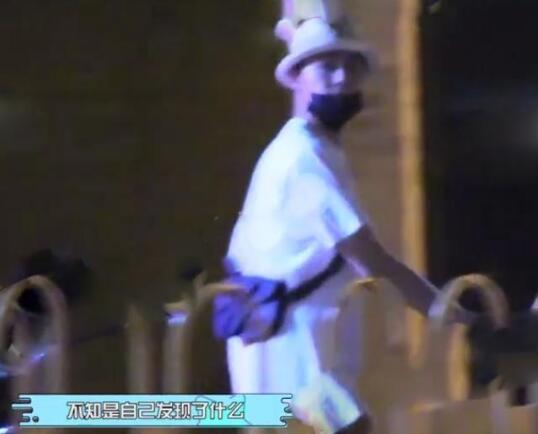 张铭恩现身胡冰卿小区 现场画面曝光被发现后赶紧离开