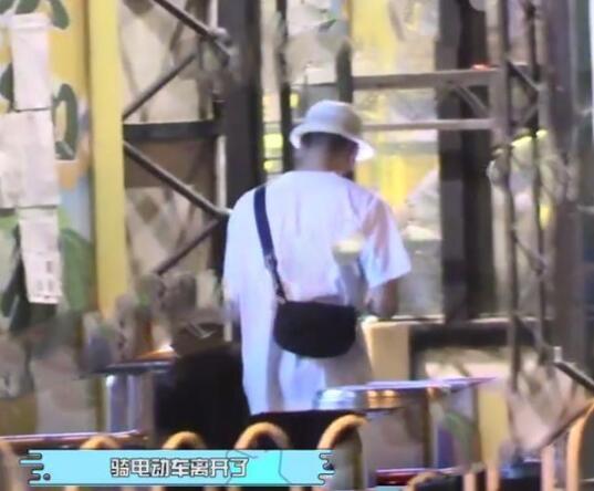 张铭恩现身胡冰卿小区 现场画面曝光被发现后赶紧离开