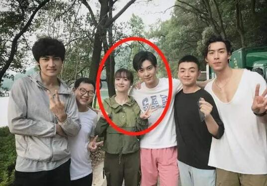 张铭恩现身胡冰卿小区 现场画面曝光被发现后赶紧离开