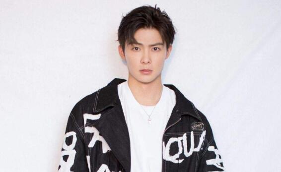 张铭恩现身胡冰卿小区 现场画面曝光被发现后赶紧离开