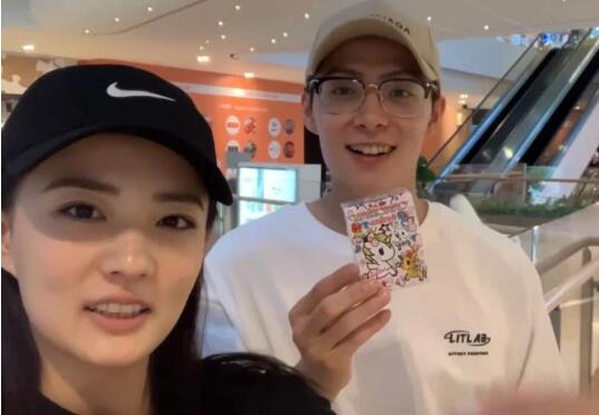 张铭恩现身胡冰卿小区 现场画面曝光被发现后赶紧离开