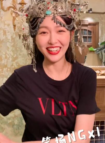 唐嫣产后首次营业 穿短裙秀长腿腰部臃肿身材走样