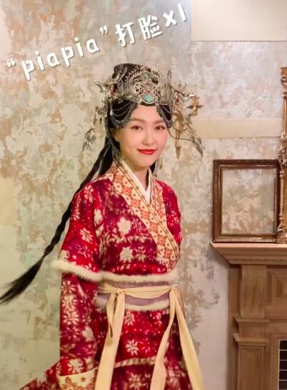 唐嫣产后首次营业 穿短裙秀长腿腰部臃肿身材走样