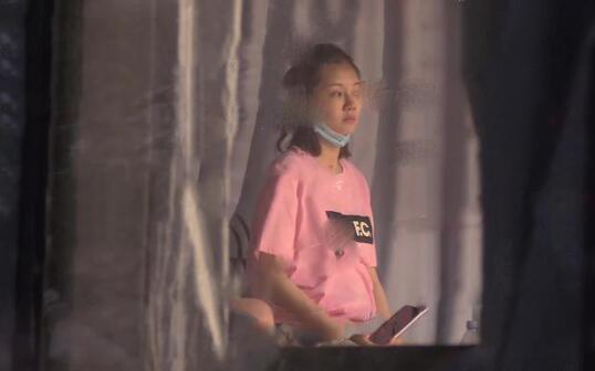 苗苗挺孕肚陪郑恺打球 手摸孕肚母爱感爆棚 苗苗挺孕肚陪郑恺打球 手摸孕肚母爱感爆棚