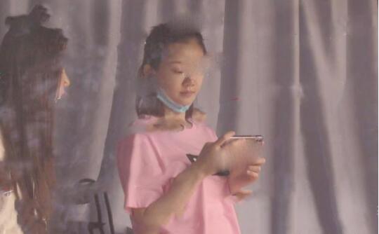 苗苗挺孕肚陪郑恺打球 手摸孕肚母爱感爆棚 苗苗挺孕肚陪郑恺打球 手摸孕肚母爱感爆棚