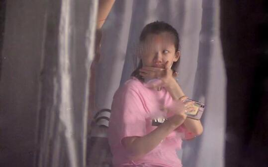 苗苗挺孕肚陪郑恺打球 手摸孕肚母爱感爆棚 苗苗挺孕肚陪郑恺打球 手摸孕肚母爱感爆棚