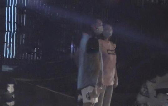 苗苗挺孕肚陪郑恺打球 手摸孕肚母爱感爆棚 苗苗挺孕肚陪郑恺打球 手摸孕肚母爱感爆棚